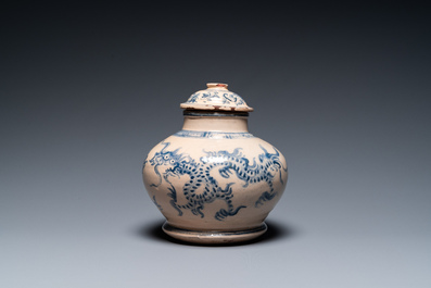 A Vietnamese blue and white Bat Trang stoneware 'dragon' jar and cover, 19/20th C.