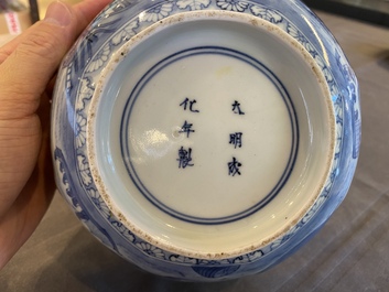 Een octagonale blauw-witte Japanse Arita 'van Frytom' kom, Chenghua merk, Edo, 18e eeuw