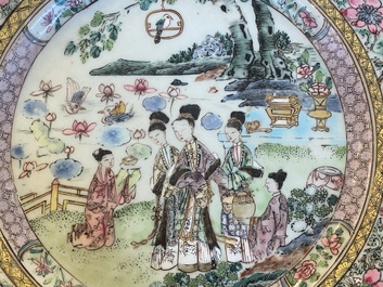 Assiette en porcelaine de Chine famille rose &agrave; d&eacute;cor 'Xi Xiang Ji', Yongzheng