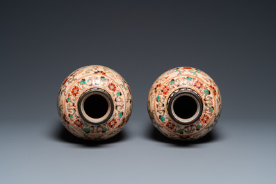 Paire de vases en porcelaine de Chine &agrave; fond craquel&eacute; pour le march&eacute; thai, 19&egrave;me