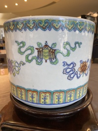 Jardini&egrave;re en porcelaine de Chine doucai &agrave; d&eacute;cor 'bajixiang', Qianlong/Jiaqing