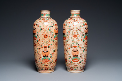 A pair of Chinese Thai market crackle-glazed vases, 19th C.