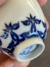Een Chinese blauw-witte beker met floraal decor, Kangxi merk, 19/20e eeuw