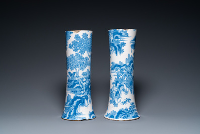 Een paar grote blauw-witte Delftse chinoiserie vazen, 17e eeuw