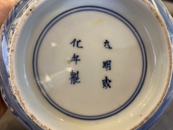 Een octagonale blauw-witte Japanse Arita 'van Frytom' kom, Chenghua merk, Edo, 18e eeuw