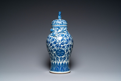 Paire de vases en porcelaine de Chine famille verte et un vase couvert en bleu et blanc, 19/20&egrave;me