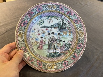 Assiette en porcelaine de Chine famille rose &agrave; d&eacute;cor 'Xi Xiang Ji', Yongzheng