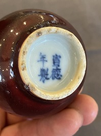 Een Chinees flesvormig vaasje met sang-de-boeuf-glazuur, Xuande merk, Qing