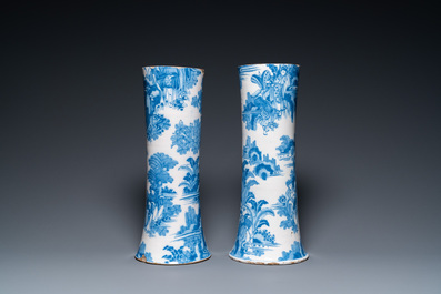 Een paar grote blauw-witte Delftse chinoiserie vazen, 17e eeuw