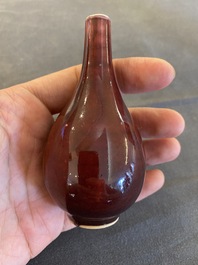 Petit vase de forme bouteille en porcelaine de Chine &agrave; &eacute;mail sang de boeuf, marque de Xuande, Qing