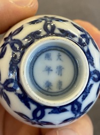 Een Chinese blauw-witte beker met floraal decor, Kangxi merk, 19/20e eeuw