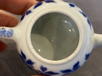 Th&eacute;i&egrave;re couverte miniature en porcelaine de Chine en bleu et blanc, Kangxi