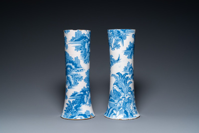 Een paar grote blauw-witte Delftse chinoiserie vazen, 17e eeuw