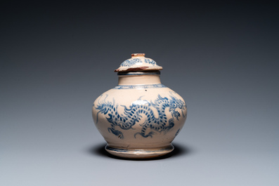 Vase couvert en gr&egrave;s porcelaineux en bleu et blanc de Bat Trang &agrave; d&eacute;cor de dragons, Vietnam, 19/20&egrave;me