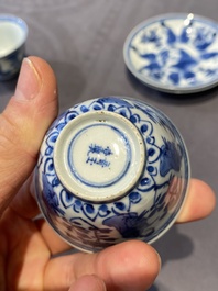 Paire de tasses et soucoupes et un bol en porcelaine de Chine en bleu et blanc, Kangxi