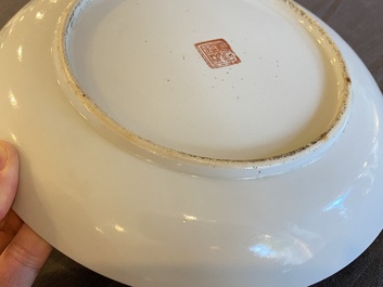 A Chinese qianjiang cai plate, signed Fang Jiazhen 方家珍, Tongzhi mark, 19/20th C.