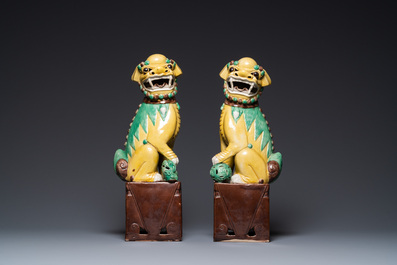 Une paire de lions bouddhistes en biscuit &eacute;maill&eacute; sancai, Chine, 19&egrave;me