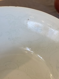 Bol sur piedouche en porcelaine de Chine en blanc monochrome &agrave; d&eacute;cor de dragons de style anhua, marque de Qianlong, 18/19&egrave;me