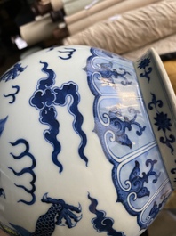 Vase de forme 'yuhuchunping' en porcelaine de Chine en bleu et blanc sur socle en bois, marque de Qianlong, 19/20&egrave;me