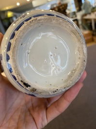 Verseuse en porcelaine de Chine en bleu et blanc &agrave; couvercle en argent, &eacute;poque Transition
