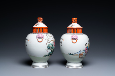 Paire de vases couverts aux couvercles ajour&eacute;s en porcelaine de Chine famille rose, marque Qianlong, R&eacute;publique