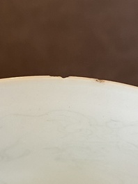 Bol sur piedouche en porcelaine de Chine en blanc monochrome &agrave; d&eacute;cor de dragons de style anhua, marque de Qianlong, 18/19&egrave;me