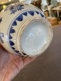 Verseuse en porcelaine de Chine en bleu et blanc &agrave; couvercle en argent, &eacute;poque Transition