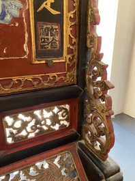 Een groot Chinees gelakt houten kamerscherm met blauw-witte porseleinen inzetten, 18/19e eeuw