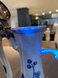 Verseuse en porcelaine de Chine en bleu et blanc &agrave; couvercle en argent, &eacute;poque Transition