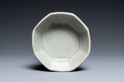 Lave-pinceaux de forme octogonale en porcelaine c&eacute;ladon de Cor&eacute;e, probablement Goryeo, 14/15&egrave;me