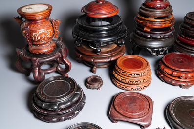 Een diverse collectie Chinese houten sokkels, 19/20e eeuw