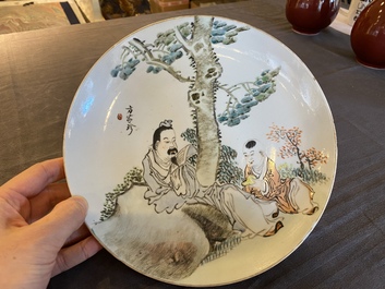 A Chinese qianjiang cai plate, signed Fang Jiazhen 方家珍, Tongzhi mark, 19/20th C.