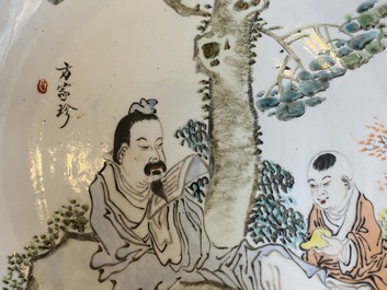 Een Chinees qianjiang cai bord, gesigneerd Fang Jiazhen 方家珍, Tongzhi merk, 19/20e eeuw