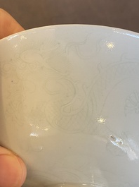 Een Chinese monochrome witte stem cup met anhua drakendecor, Qianlong merk, 18/19e eeuw