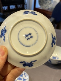 Paire de tasses et soucoupes et un bol en porcelaine de Chine en bleu et blanc, Kangxi