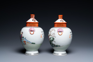 Paire de vases couverts aux couvercles ajour&eacute;s en porcelaine de Chine famille rose, marque Qianlong, R&eacute;publique