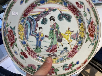 Une paire d'assiettes et une verseuse couverte en porcelaine de Chine famille rose, Yongzheng