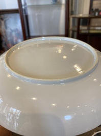 Assiette en porcelaine de Chine dit coquille d'oeuf en &eacute;maux famille rose &agrave; d&eacute;cor d'un gar&ccedil;on et ses deux gouvernantes dans un int&eacute;rieur, Yongzheng