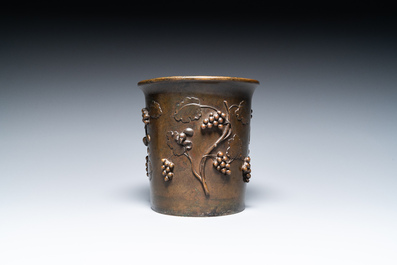 Pot &agrave; pinceaux en bronze &agrave; d&eacute;cor d'un &eacute;cureuil sur des vignes, Chine, marque de Qianlong, 18/19&egrave;me