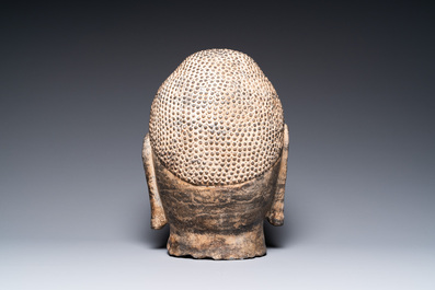 Een Chinees gesculpteerd stenen hoofd van Boeddha in Ming-stijl, 19/20e eeuw
