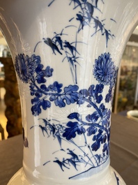 Vase de forme 'yenyen' en porcelaine de Chine en bleu et blanc rehauss&eacute; en bianco sopra bianco, Kangxi