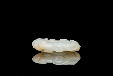 Pendentif en jade blanc sculpt&eacute; figurant deux chilongs, Chine, Qing