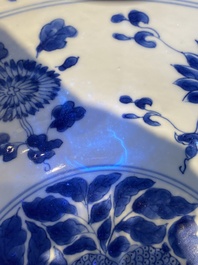 Bol en porcelaine de Chine en bleu et blanc &agrave; d&eacute;cor 'sanduo', marque et &eacute;poque de Kangxi