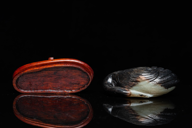 Een Chinese celadon en zwarte jade kraanvogel, Qing