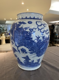 Vase en porcelaine de Chine en bleu et blanc &agrave; d&eacute;cor d'un qilin et d'un ph&eacute;nix, &eacute;poque Transition