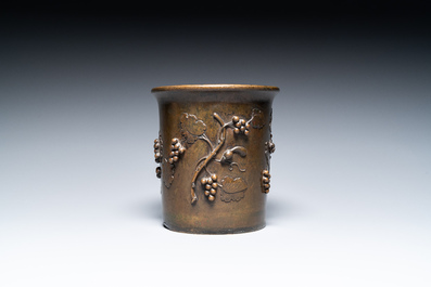 Pot &agrave; pinceaux en bronze &agrave; d&eacute;cor d'un &eacute;cureuil sur des vignes, Chine, marque de Qianlong, 18/19&egrave;me