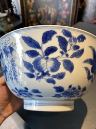 Bol en porcelaine de Chine en bleu et blanc &agrave; d&eacute;cor 'sanduo', marque et &eacute;poque de Kangxi