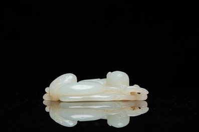 A Chinese 'twin cat' carved jade pendant, Qing