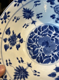 Een Chinese blauw-witte 'sanduo' kom, Kangxi merk en periode