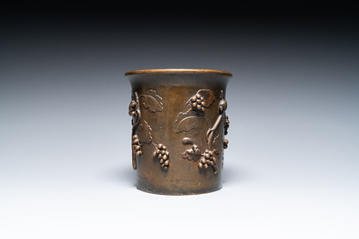 Pot &agrave; pinceaux en bronze &agrave; d&eacute;cor d'un &eacute;cureuil sur des vignes, Chine, marque de Qianlong, 18/19&egrave;me